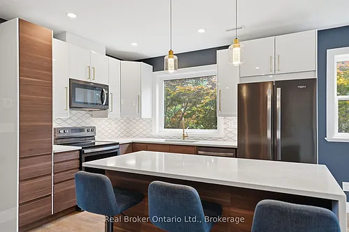58 Rosslyn Ave N Photo 1