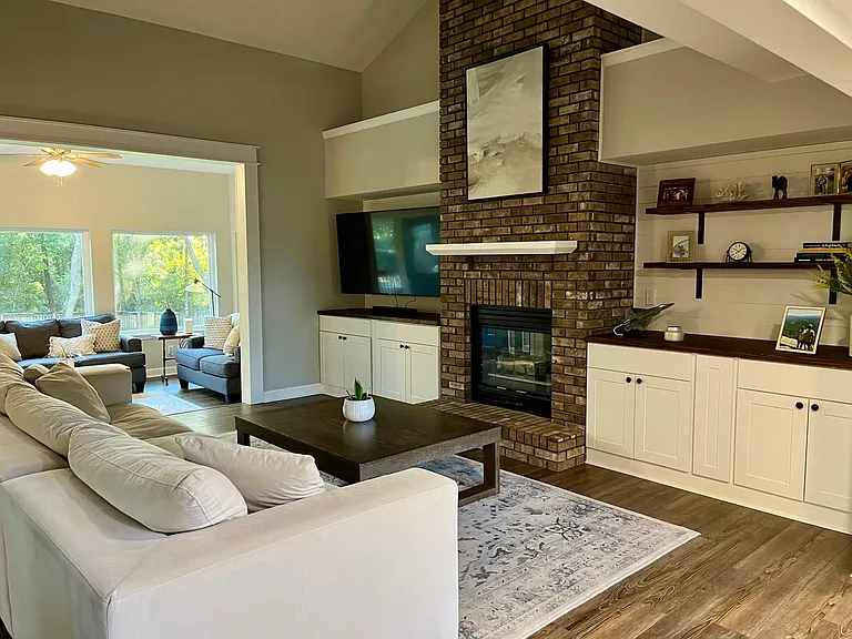 246 Hillside Dr — Photo 3