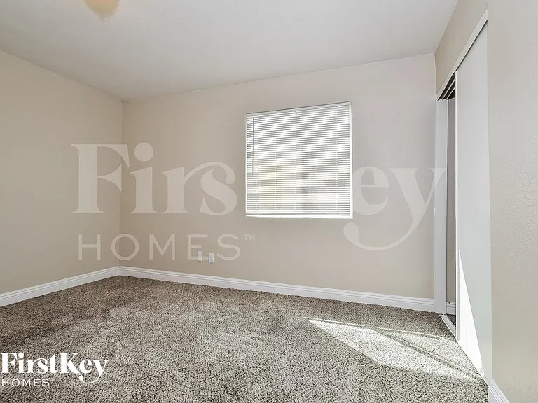 301 Kings Ave — Photo 12