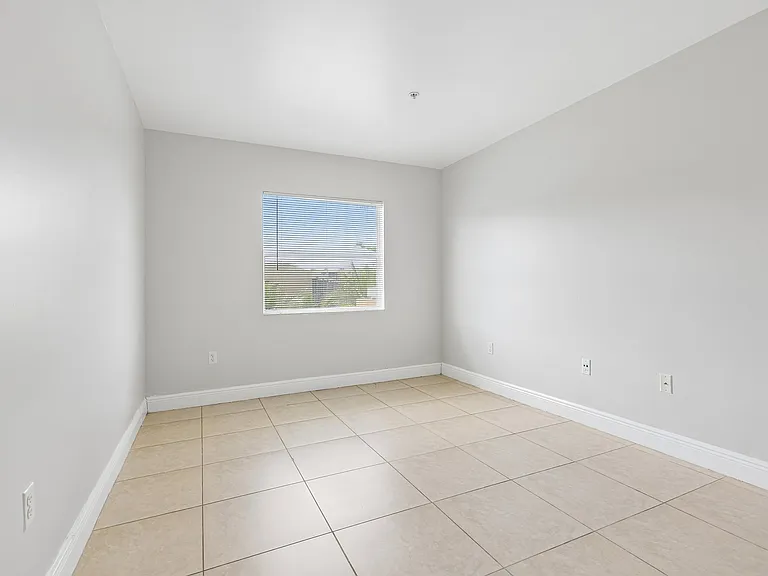 The Oaks Condominium — Photo 18
