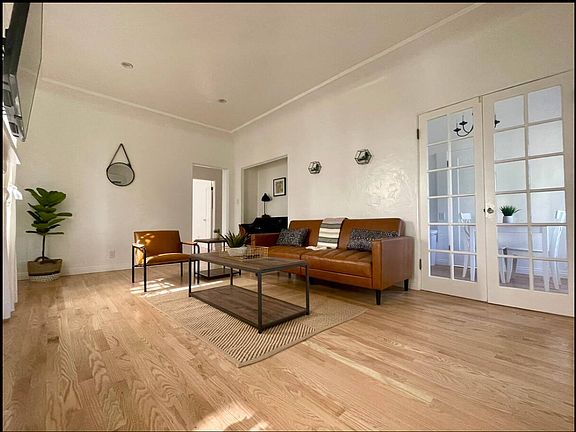 3rd image of 944 12th St APT 8
