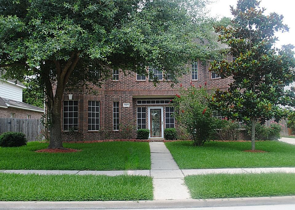 Great location in a wonderful neighborhood with friendly neighbors. If you are looking for a move-in ready home, this is it!
