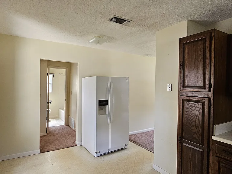 725 Powell Dr — Photo 8