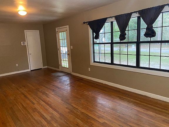4th image of 504 University Dr