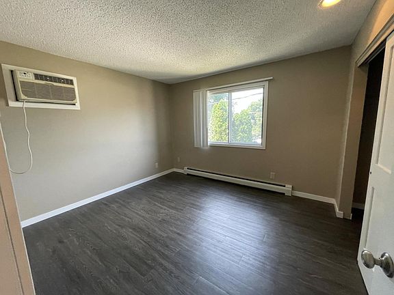 4th image of 612 S Van Buren St APT 12
