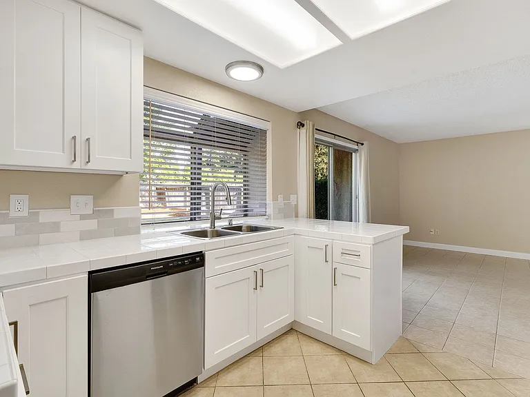 6733 N Warren Ave — Photo 18