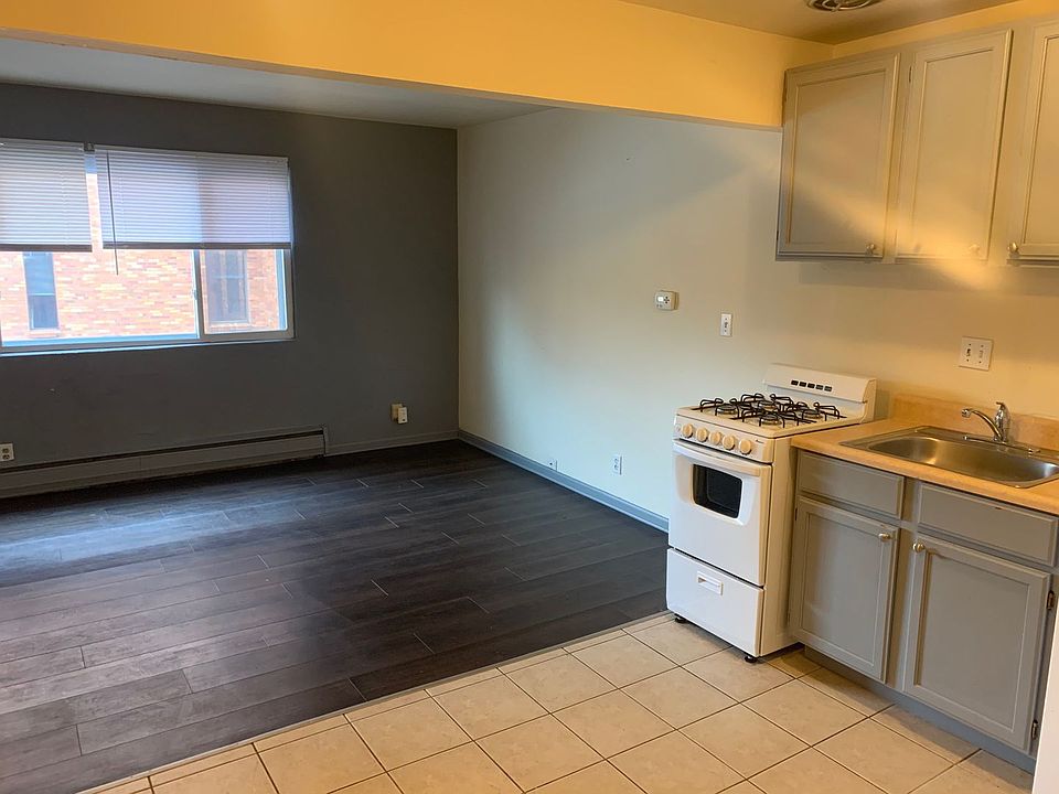 1st image of 1456 N Farwell Ave #37