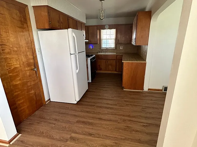 122 Steele Ave — Photo 9