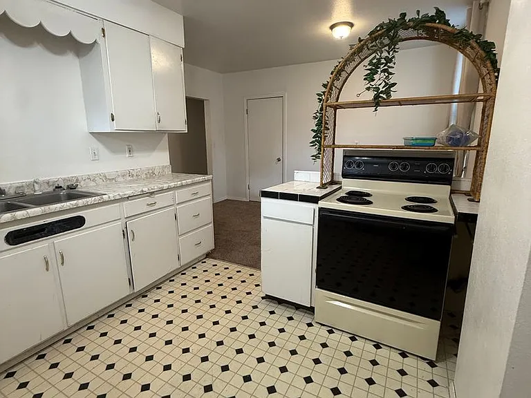 402 W Mercury St — Photo 4