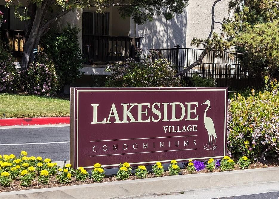 Lakeside entry sign