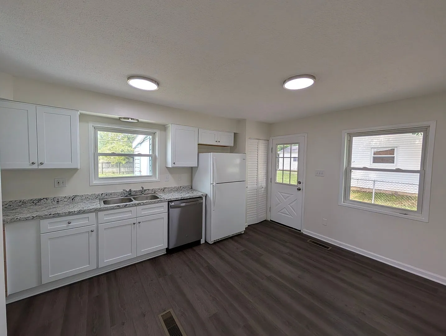 Spacious 3 bedroom Ranch — Photo 2