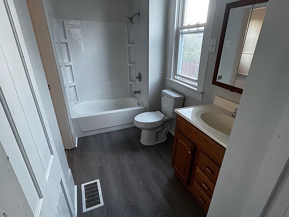 5th image of 106 Maple Ave