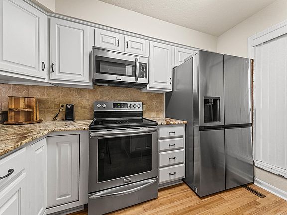 5th image of 17 Huntleigh Dr