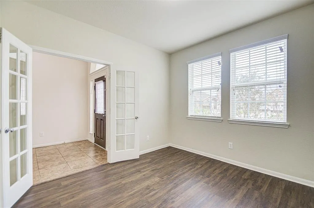 5 bed, 3.5 bath, 3429 sqft, $3,100 — Photo 3