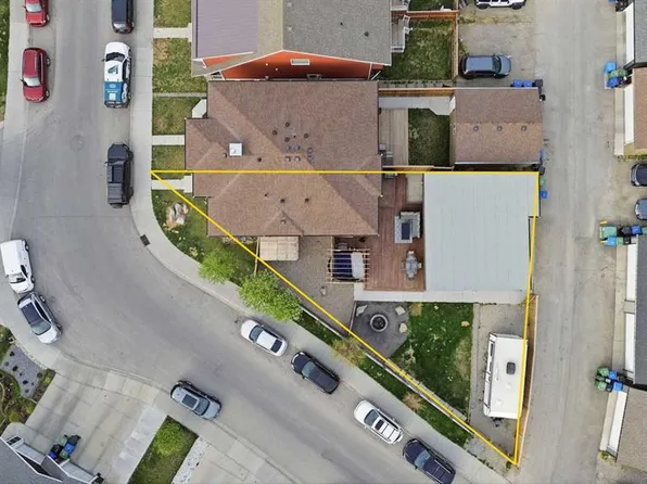 1071 NW Seton Cir SE, Calgary, AB T3M 2V9