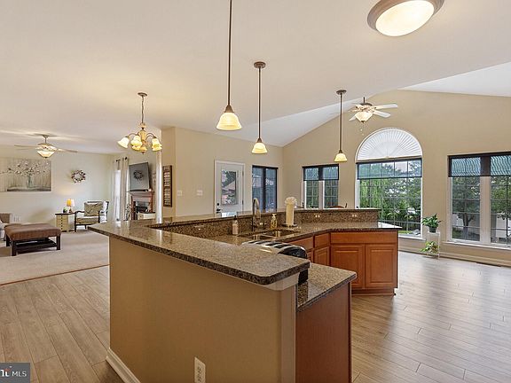 4th image of 1071 Norfolk Dr