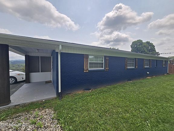 5th image of 221 Rose Dr