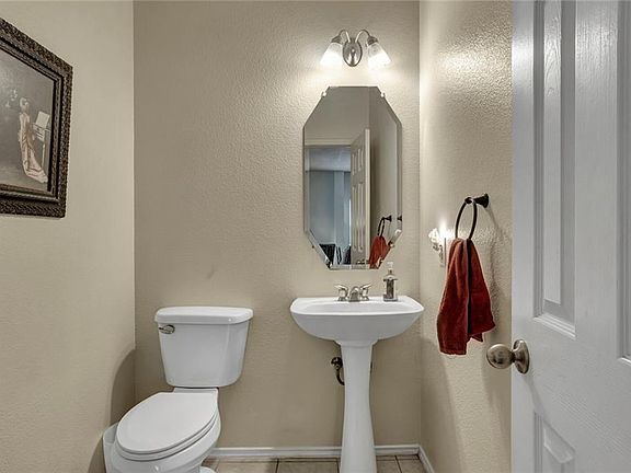 5th image of 122 Castle Dr