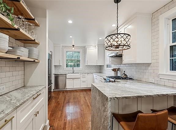 4th image of 627 W 62nd St