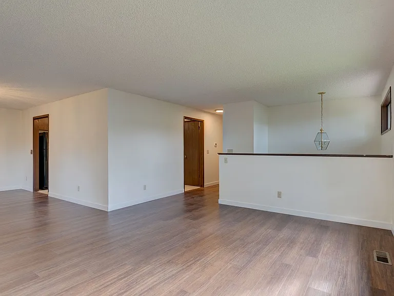 1601 McKinnon Dr — Photo 6
