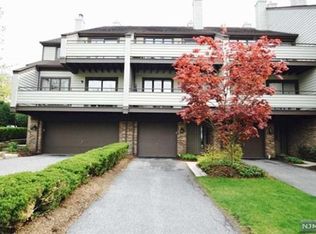 17 Meadow View Ct, Leonia, NJ 07605