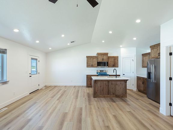 4th image of 3711 Razor Cir