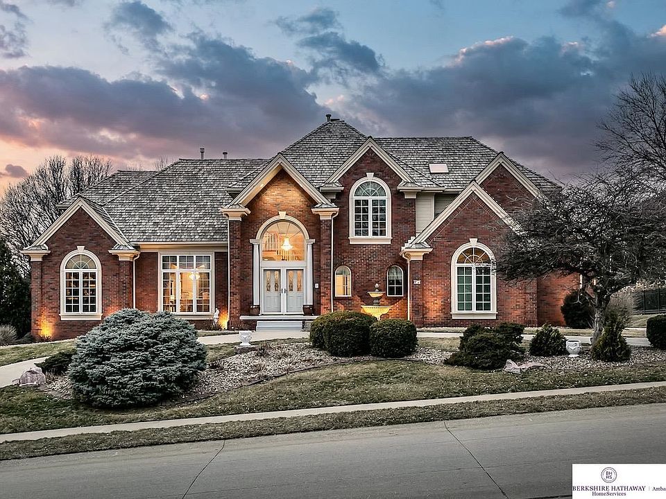 1st image of 618 N 157th Cir