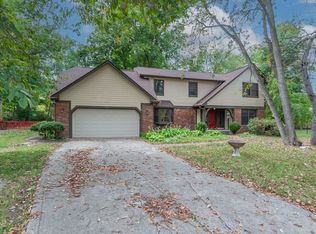 1914 S Hunters Ridge Ln, Greenwood, IN 46143