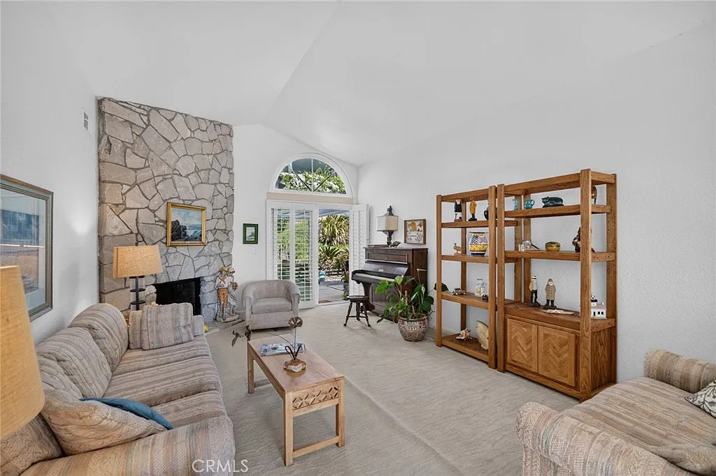 4 bed, 2.5 bath, 2098 sqft, $10,000 — Photo 2