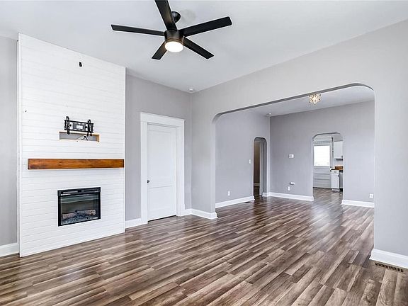 3rd image of 412 N Aurora St