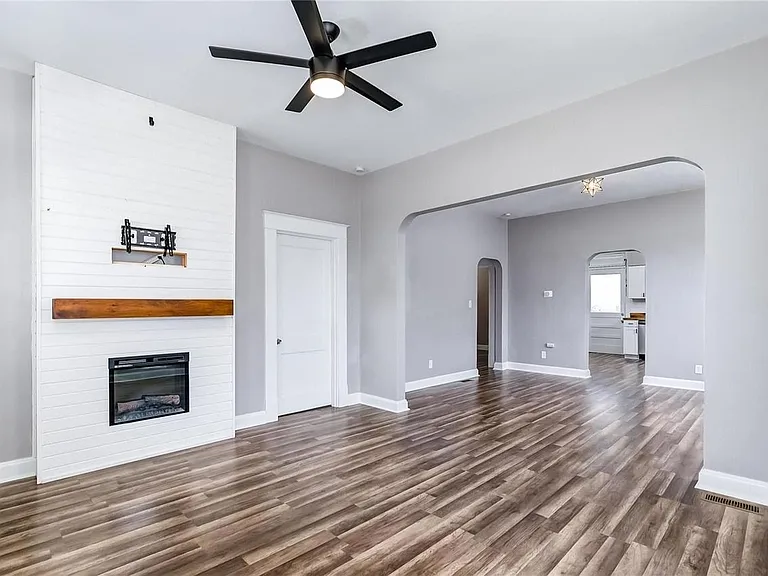 412 N Aurora St — Photo 3