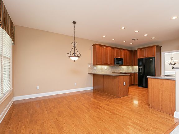 5th image of 3064 Montclair Cir SE