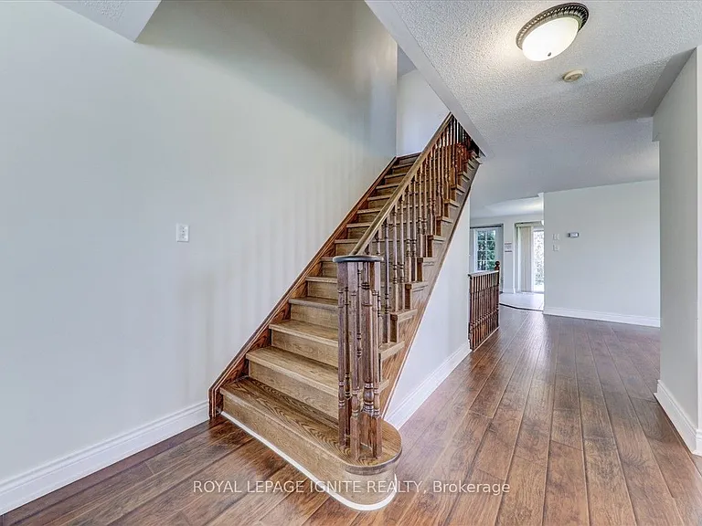 57 Armitage Cres — Photo 22