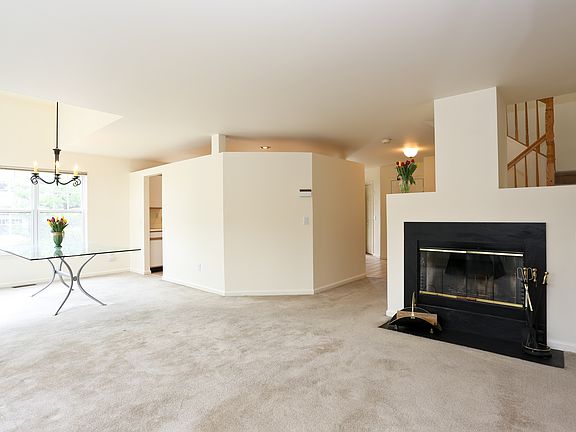 3rd image of 19 Mystic Dr #19