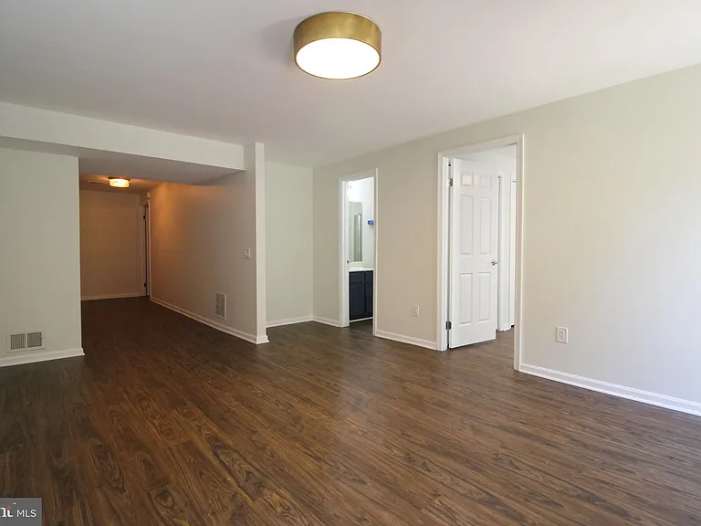 436 N Park Dr — Photo 12