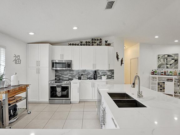 3rd image of 5661 NW 117th Avenue