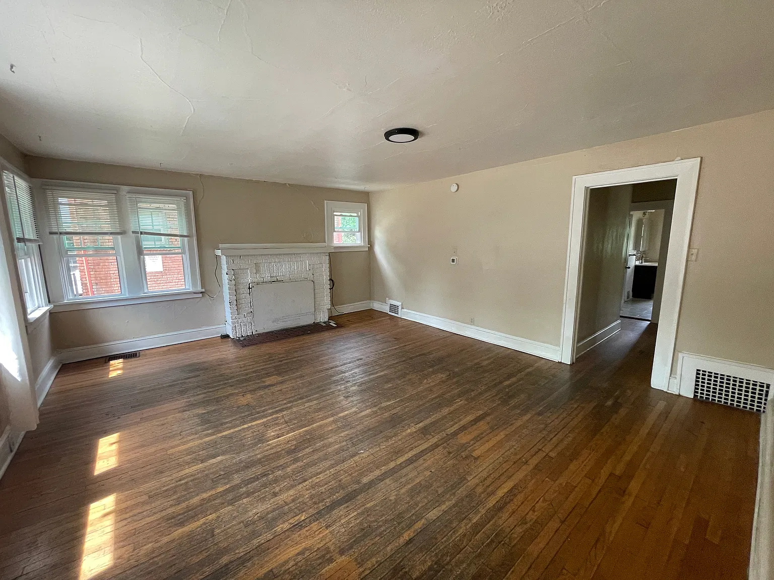 4 bed, $5,200 — Photo 3