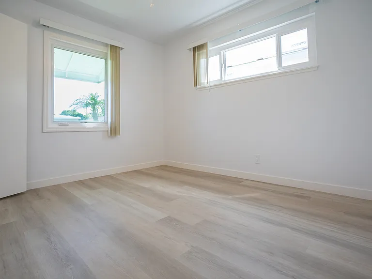 11801 Rexford Rd — Photo 16