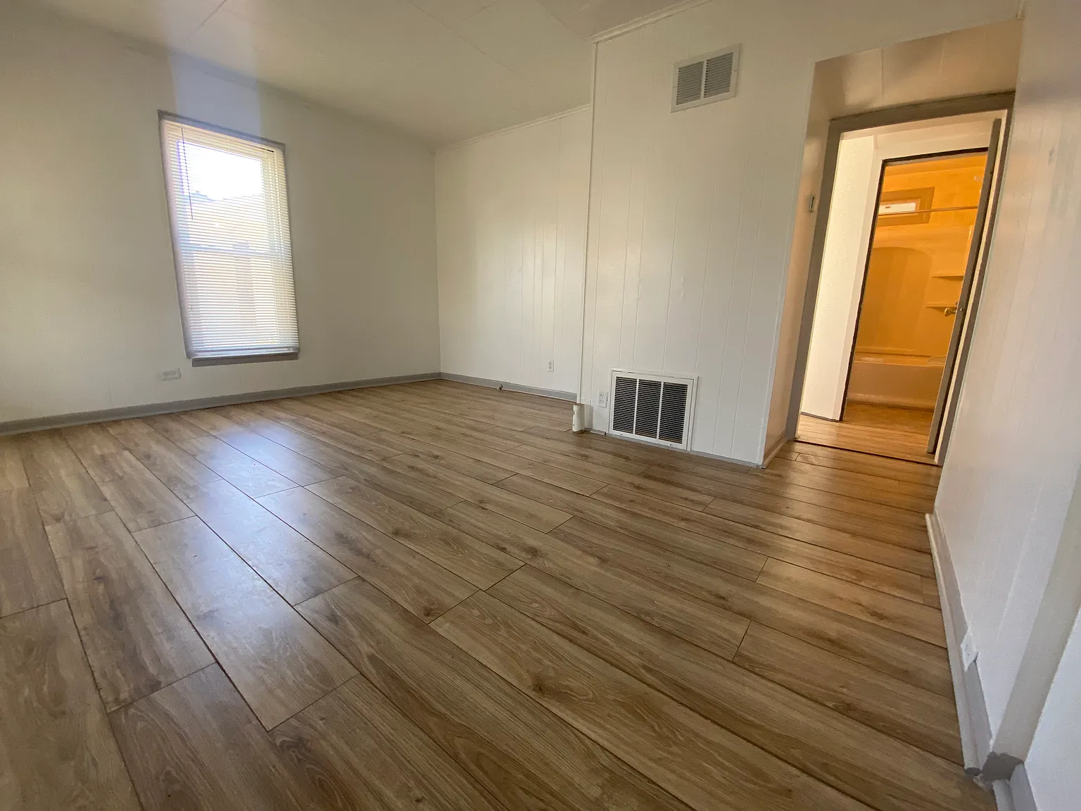 207 E Grand Ave — Photo 2