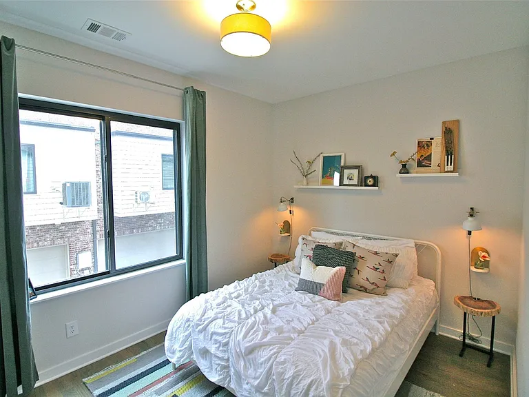 1029 Chester Ave — Photo 15