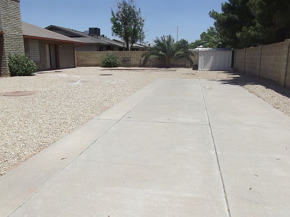 2nd image of 1001 E Rockwood Dr