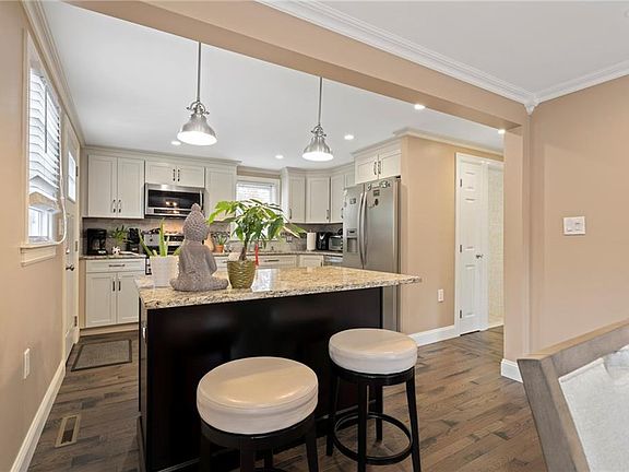5th image of 65 Midland Dr