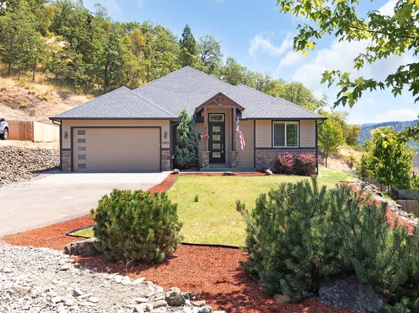 1563 NE Rocky Dr, Roseburg, OR 97470