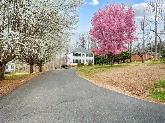 3rd image of 103 Winding Cedar Way