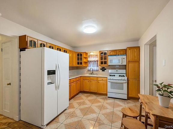 3rd image of 14 Cleaves Avenue
