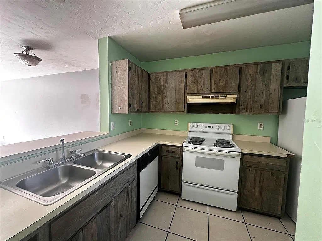 2 bed, 1.5 bath, 1178 sqft, $1,200 — Photo 2