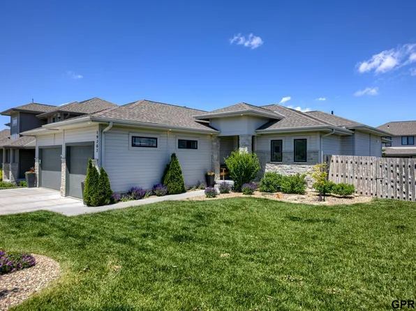 19202 Taylor Cir, Elkhorn, NE 68022