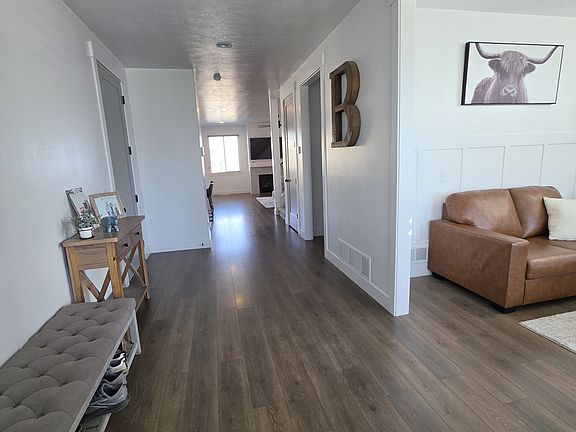 3rd image of 332 W Rocky Creek Way