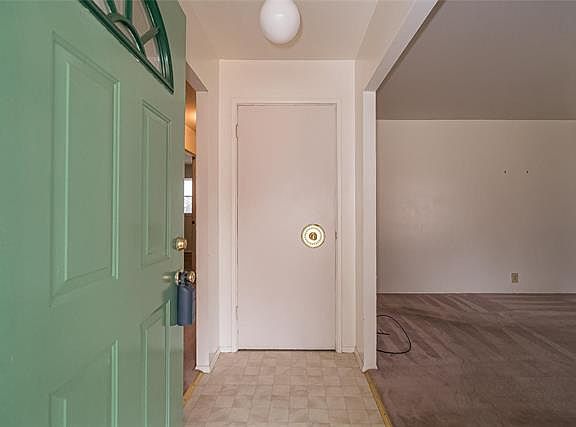 5th image of 2115 Somerset Dr