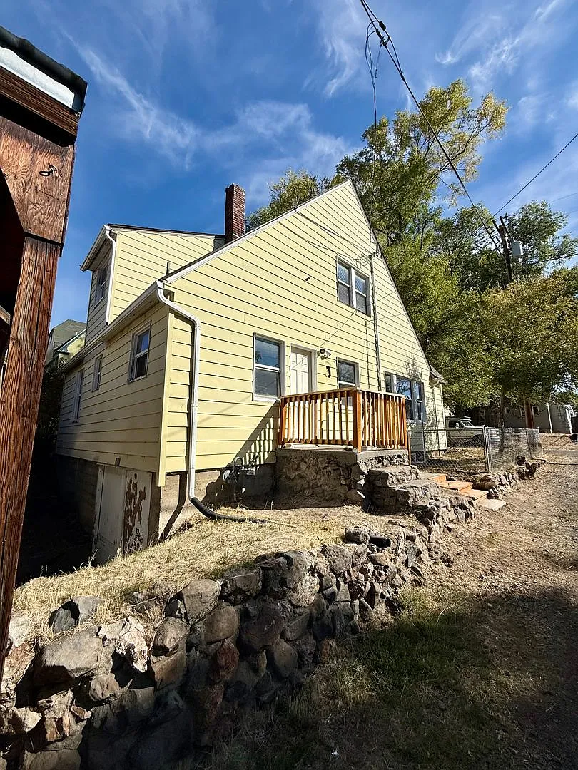 Newly updated 3bdrm, 2 bath house with large basement and covered parking. — Photo 1